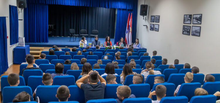 Učenicima u Grudama predstavljene knjige Ivane Ćurić
